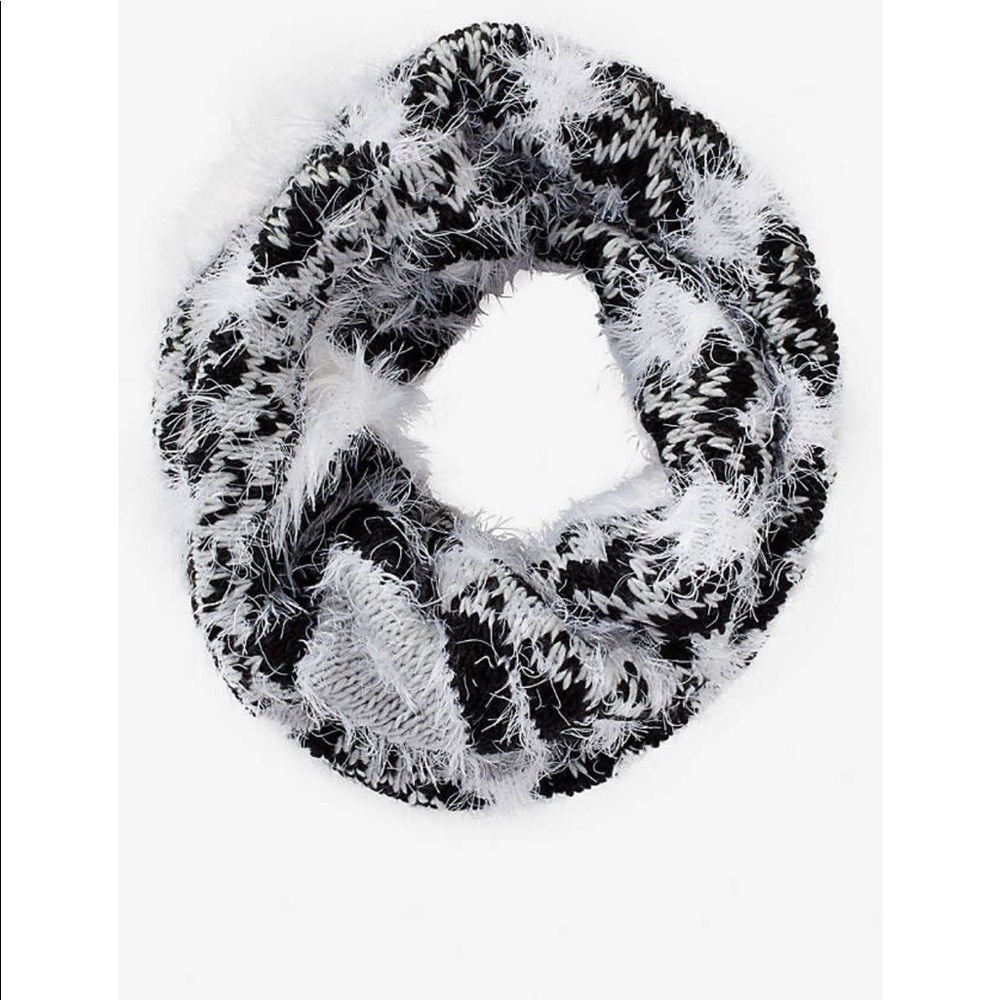 Fuzzy Aztec Knot Snood
